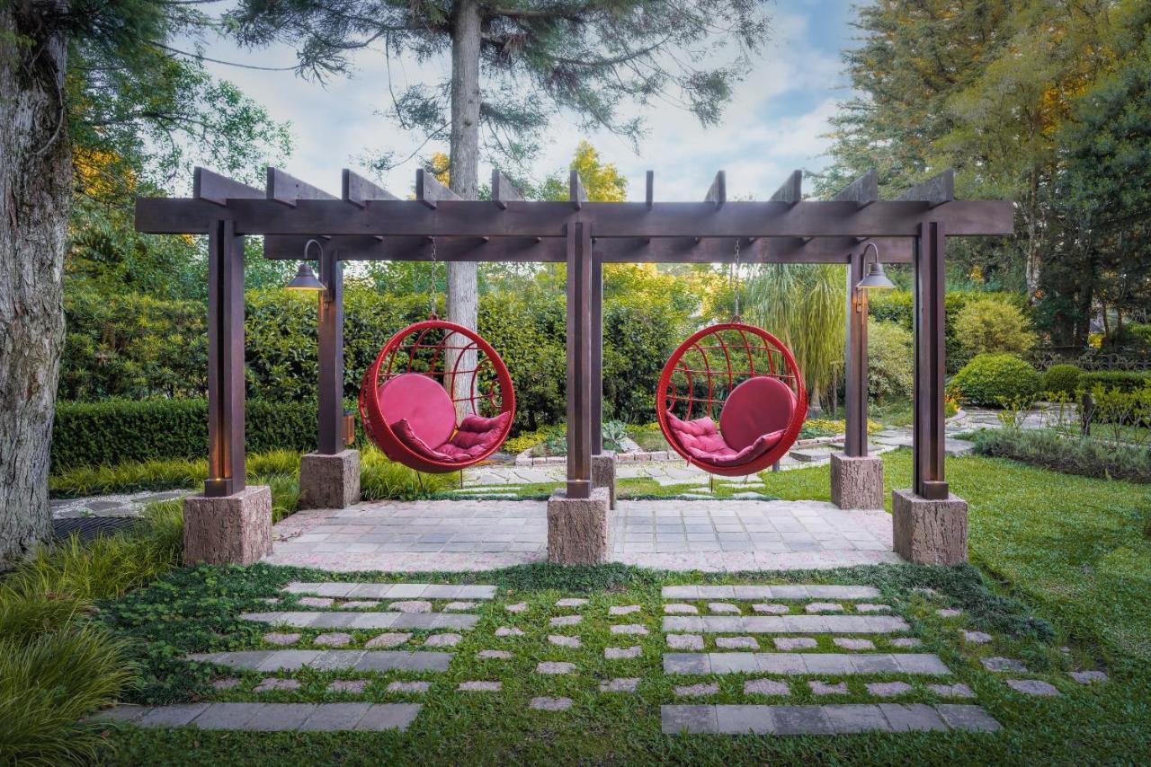 Bavaria Sport Hotel 그라마도 외부 사진 Pergola with hanging chairs